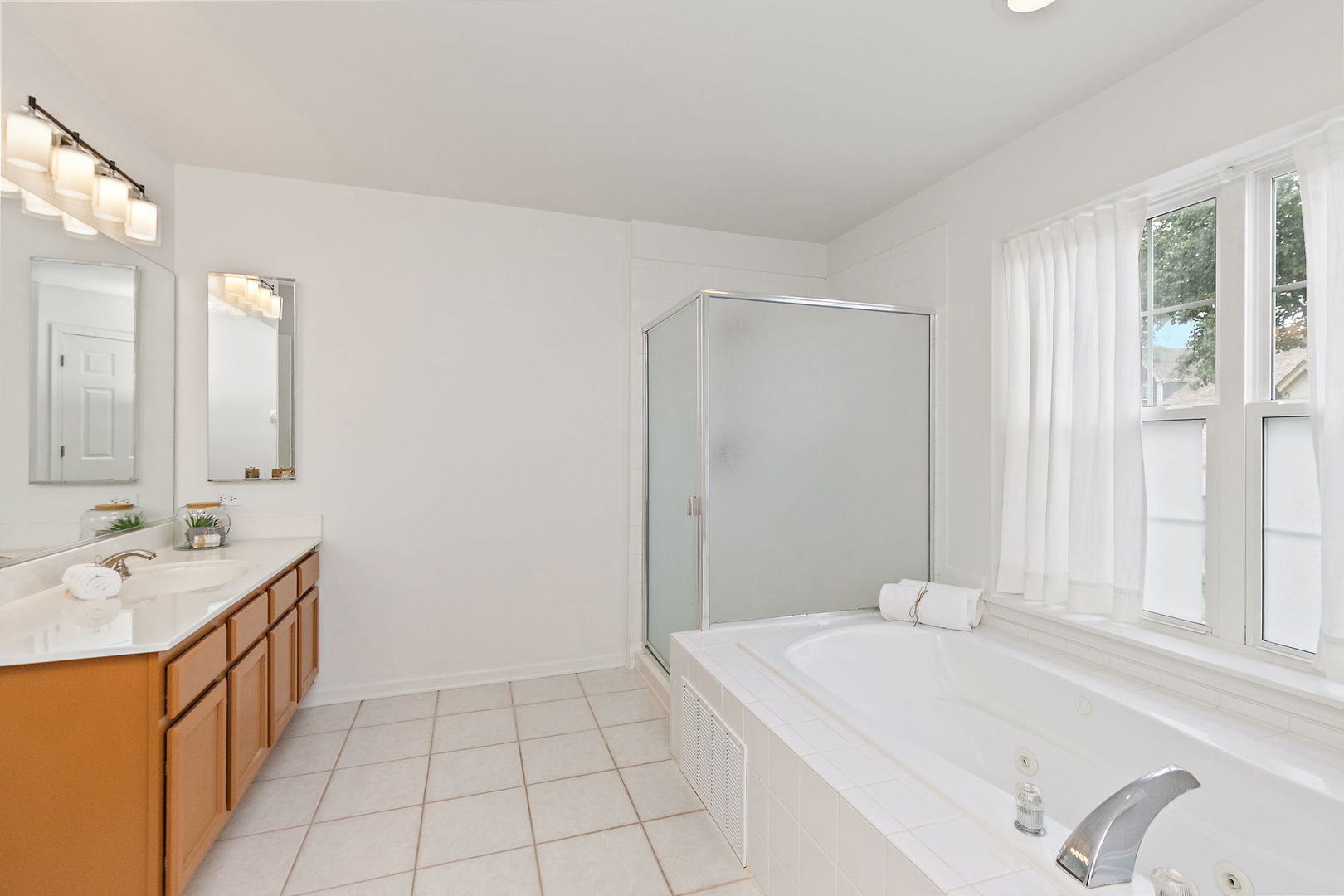 806 VIEWPOINTE Drive, St. Charles, IL 60174