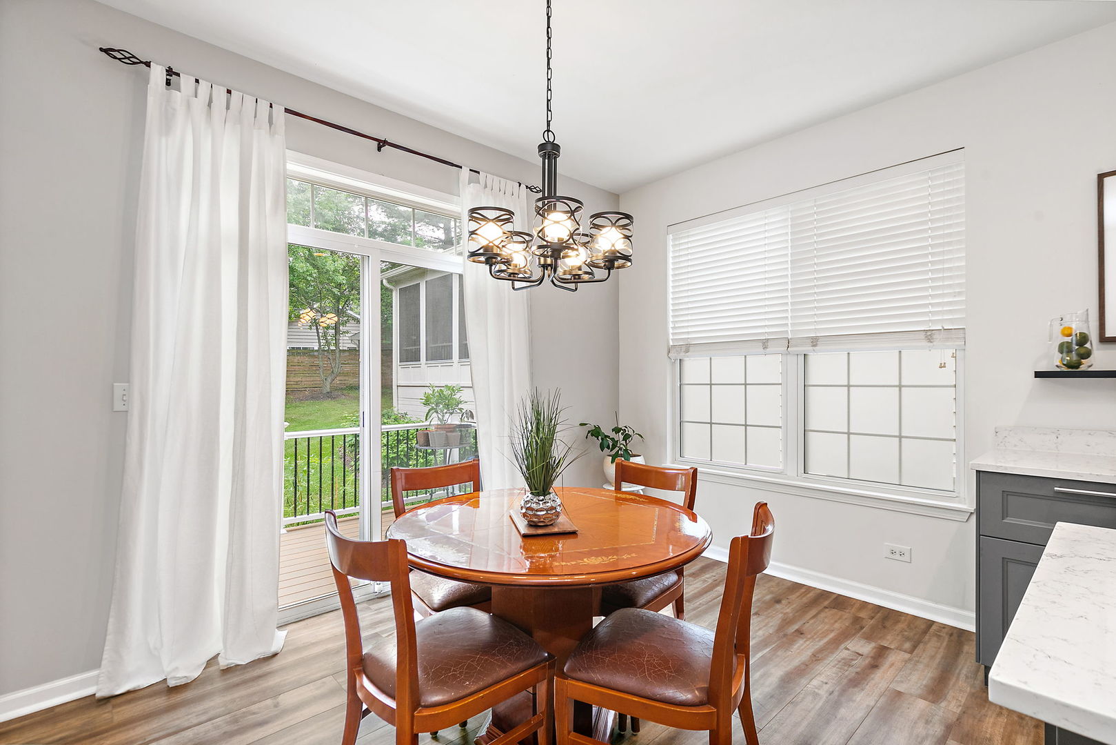 806 VIEWPOINTE Drive, St. Charles, IL 60174