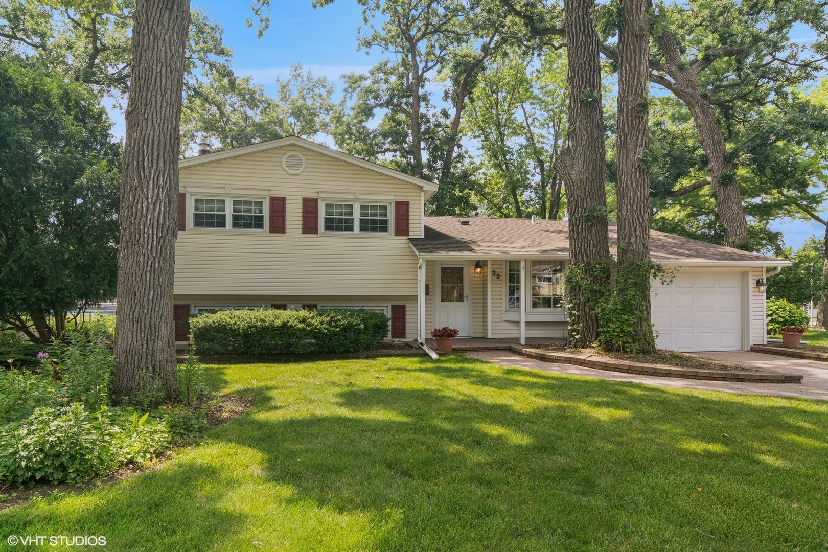 32 Hilltop Drive, Schaumburg, IL 60193