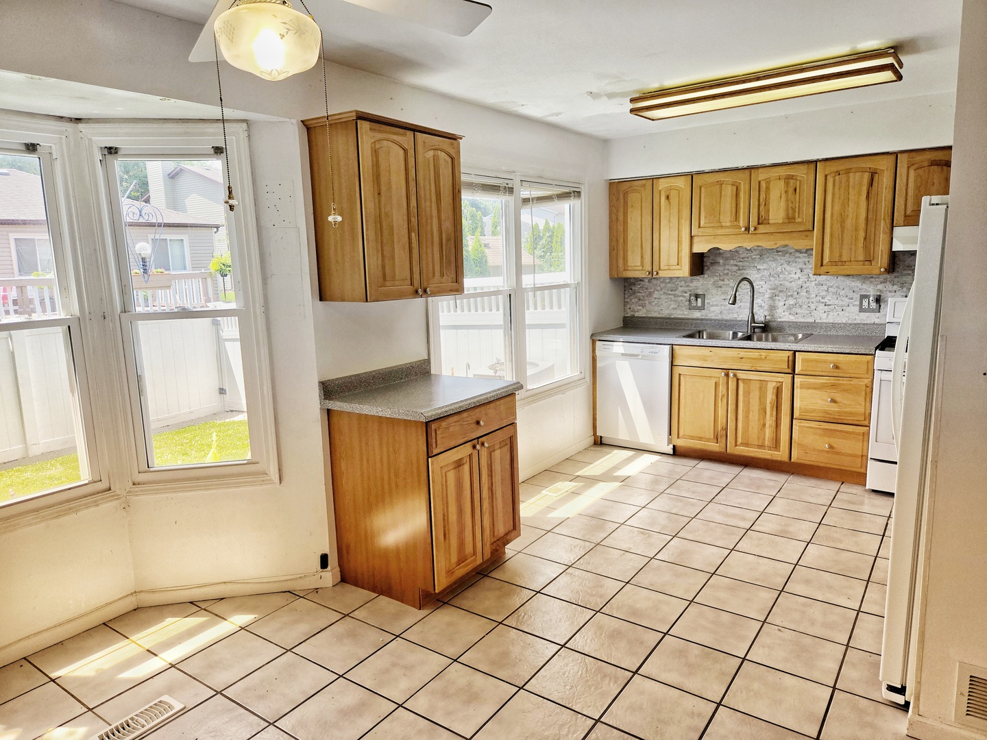 1426 Walnut Circle, Carol Stream, IL 60188