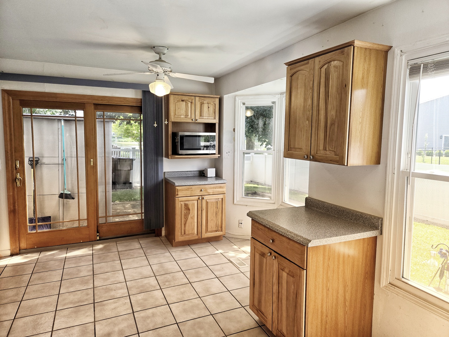 1426 Walnut Circle, Carol Stream, IL 60188