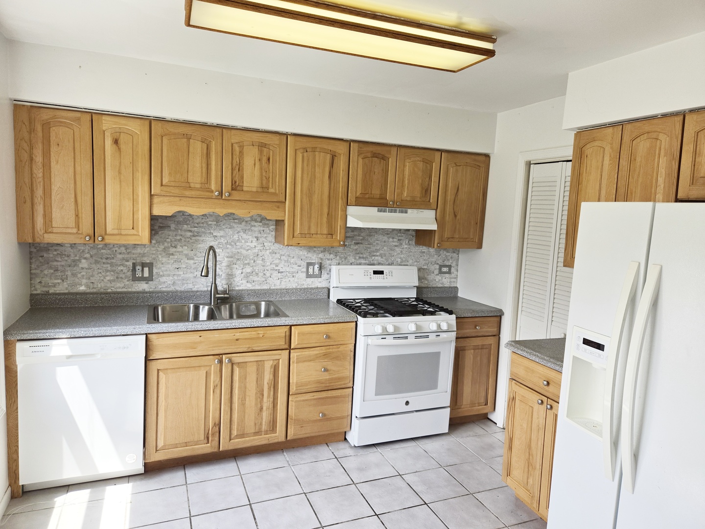 1426 Walnut Circle, Carol Stream, IL 60188