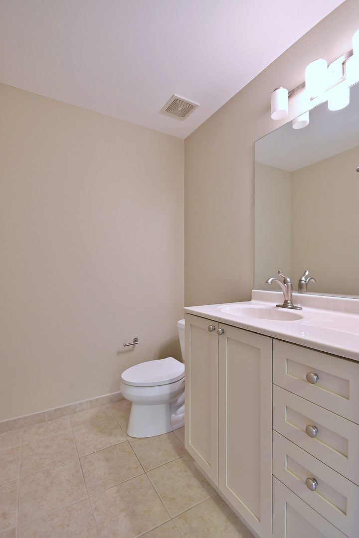 145 S York Street #504, Elmhurst, IL 60126