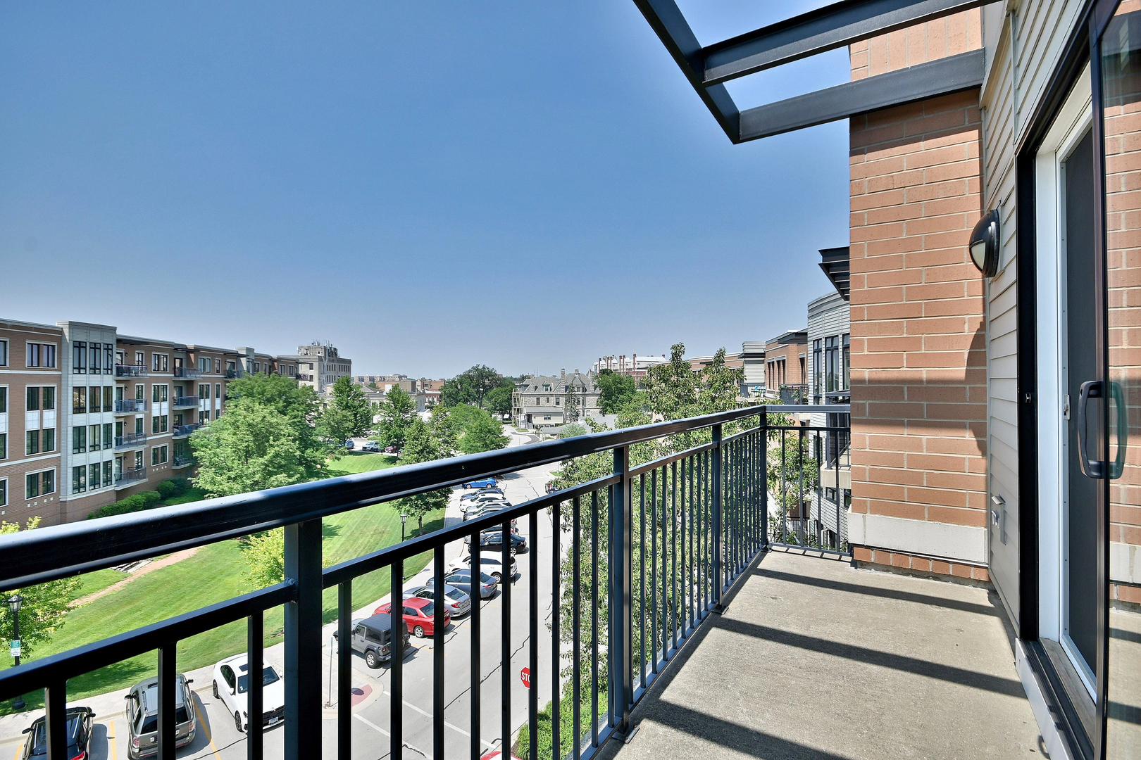 145 S York Street #504, Elmhurst, IL 60126