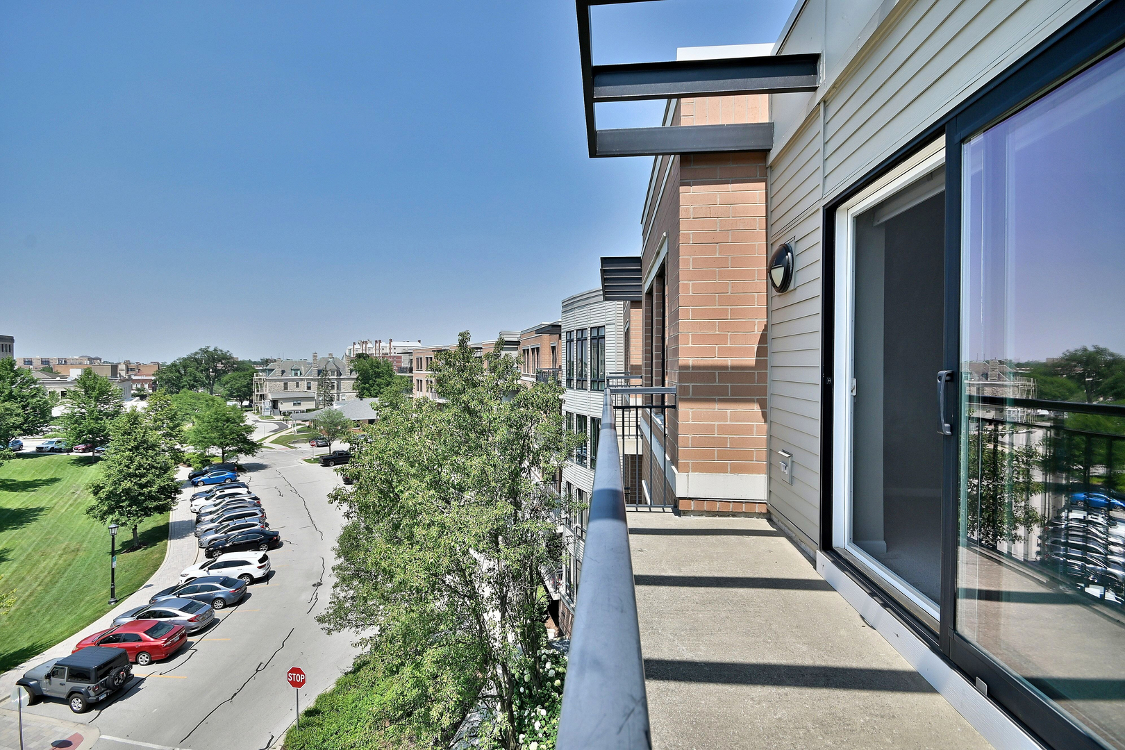 145 S York Street #504, Elmhurst, IL 60126