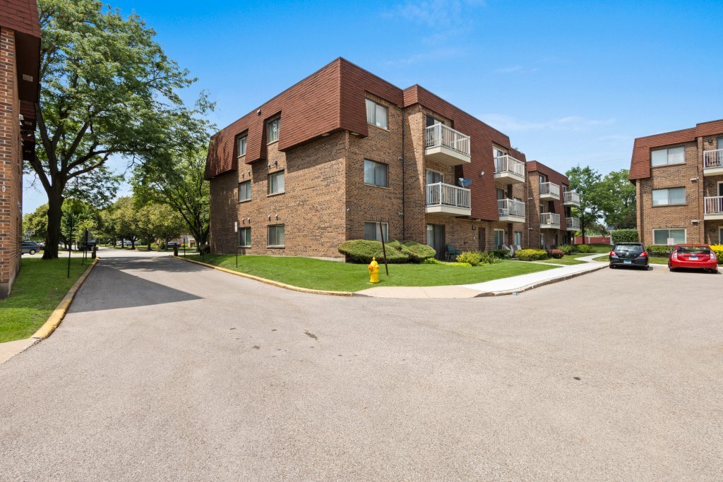 707 W Central Road #2C6, Mount Prospect, IL 60056