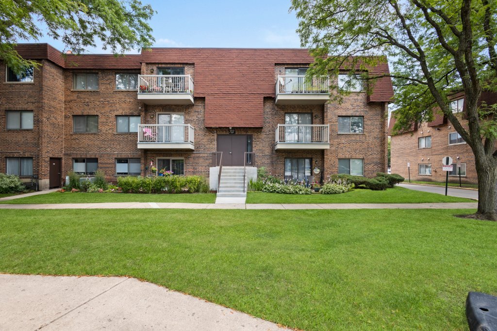 707 W Central Road #2C6, Mount Prospect, IL 60056