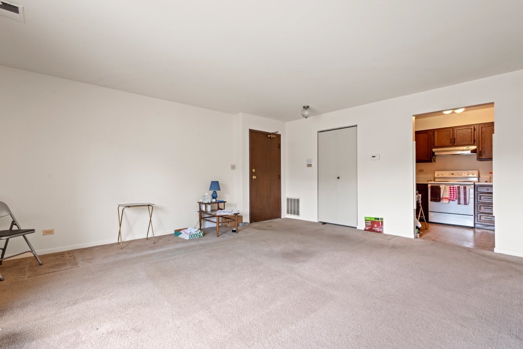 707 W Central Road #2C6, Mount Prospect, IL 60056