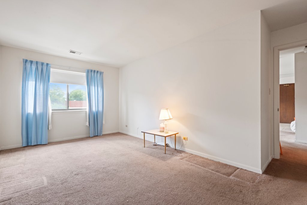 707 W Central Road #2C6, Mount Prospect, IL 60056