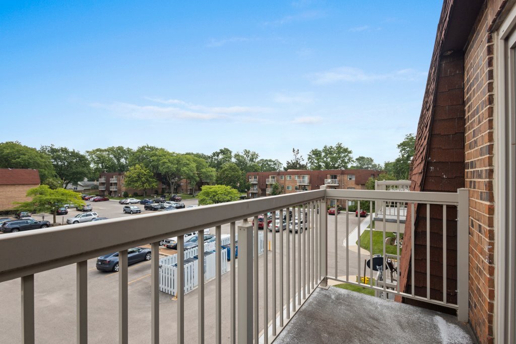 707 W Central Road #2C6, Mount Prospect, IL 60056
