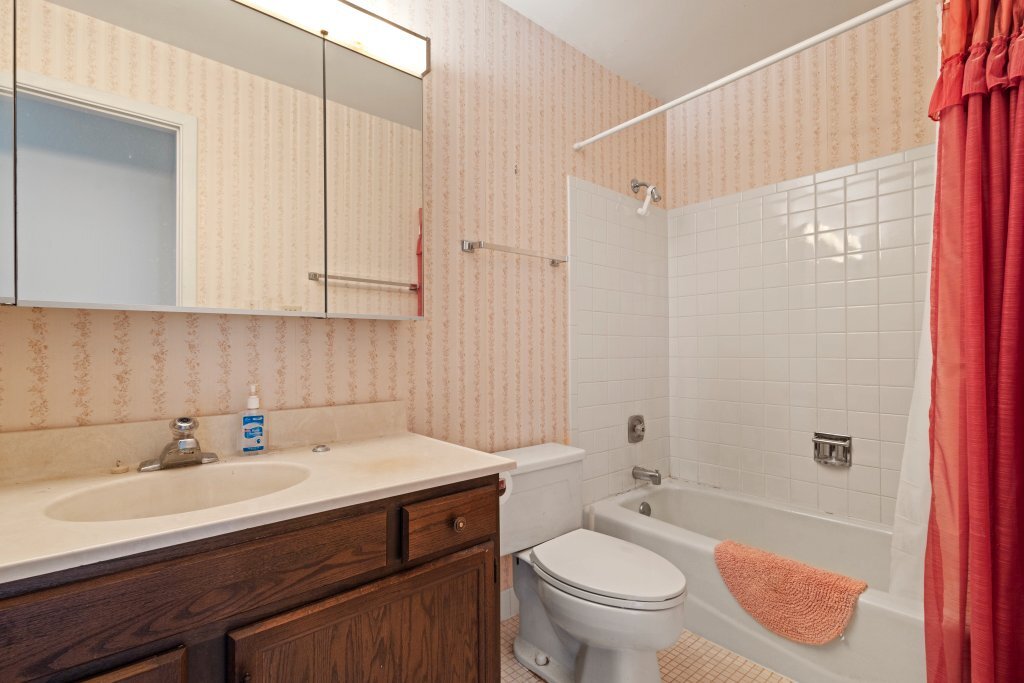 707 W Central Road #2C6, Mount Prospect, IL 60056