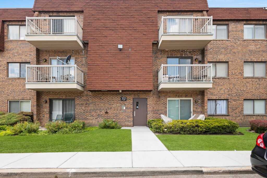 707 W Central Road #2C6, Mount Prospect, IL 60056