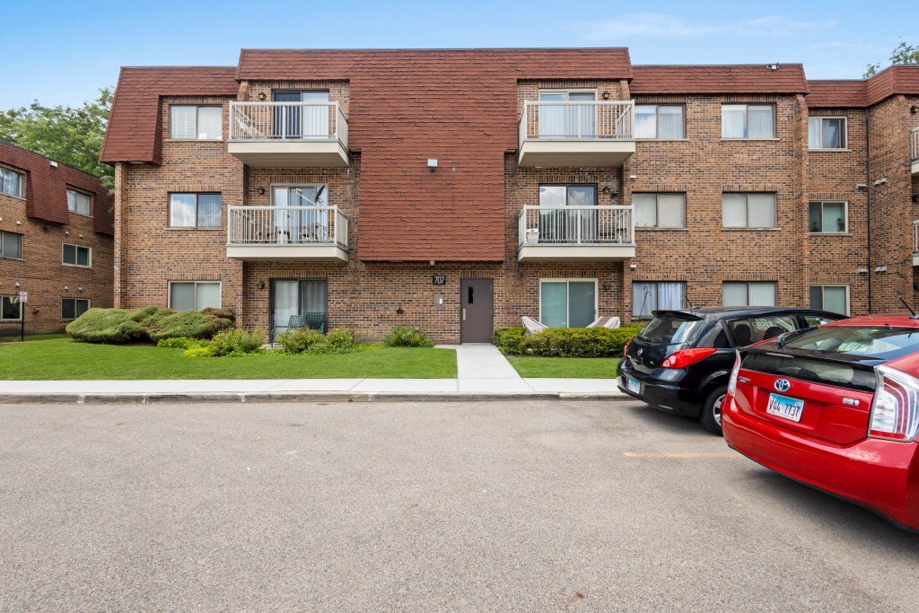 707 W Central Road #2C6, Mount Prospect, IL 60056