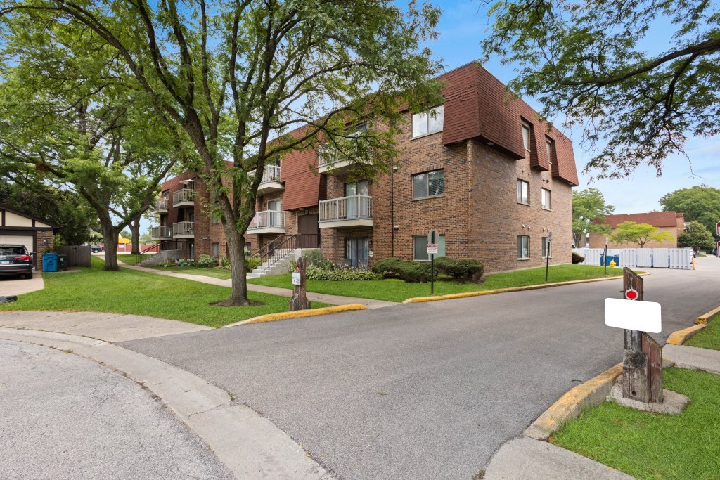 707 W Central Road #2C6, Mount Prospect, IL 60056