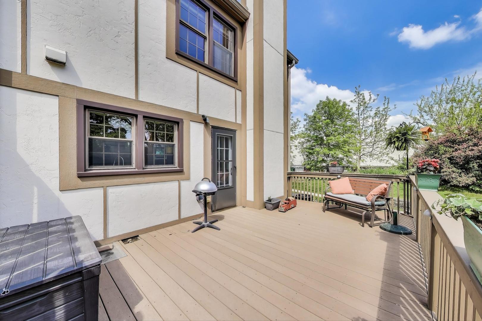 1022 Oakview Drive, Wheaton, IL 60187