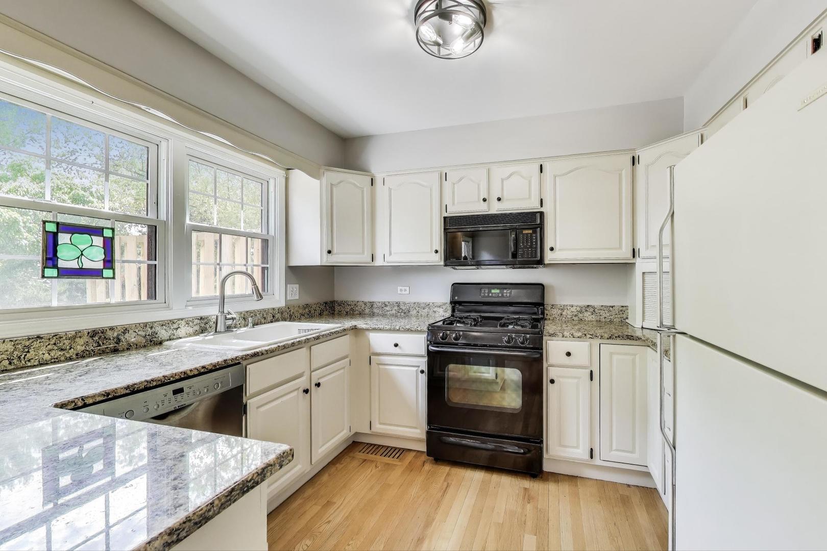 1022 Oakview Drive, Wheaton, IL 60187