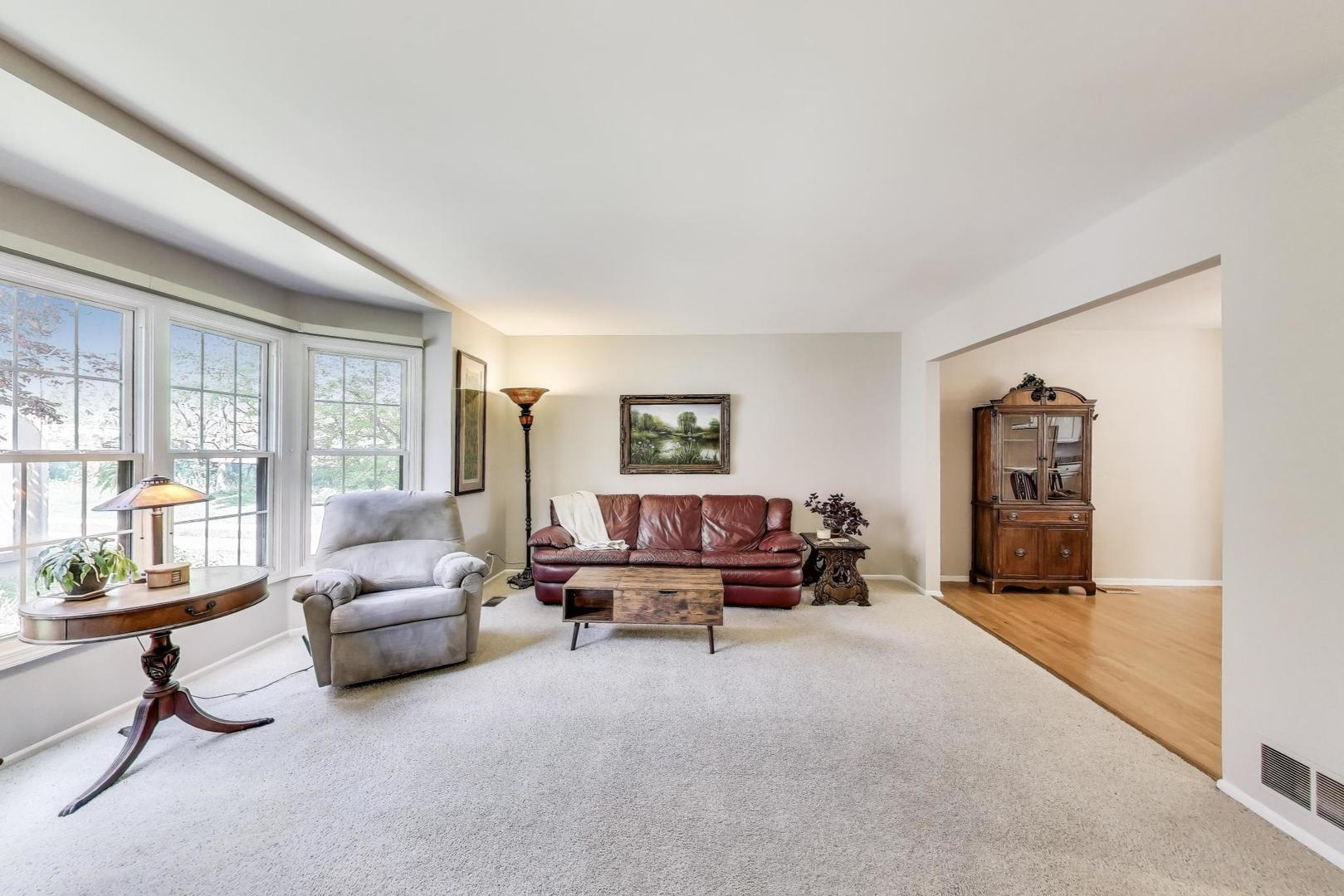 1022 Oakview Drive, Wheaton, IL 60187