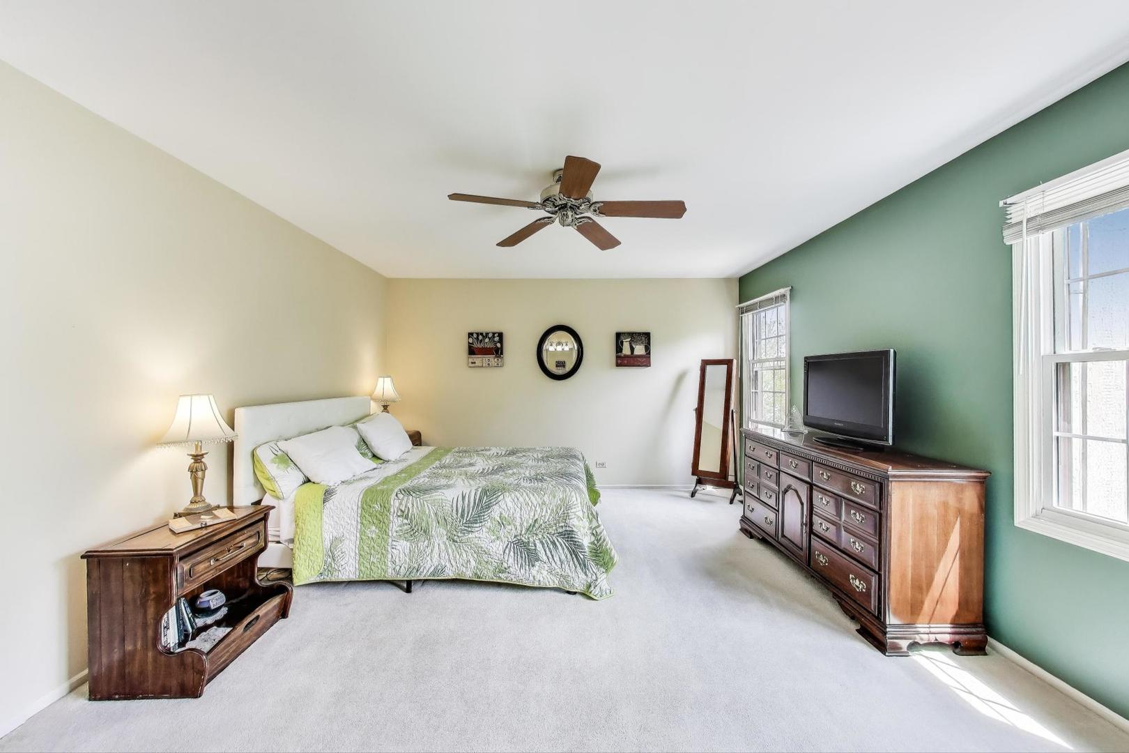 1022 Oakview Drive, Wheaton, IL 60187