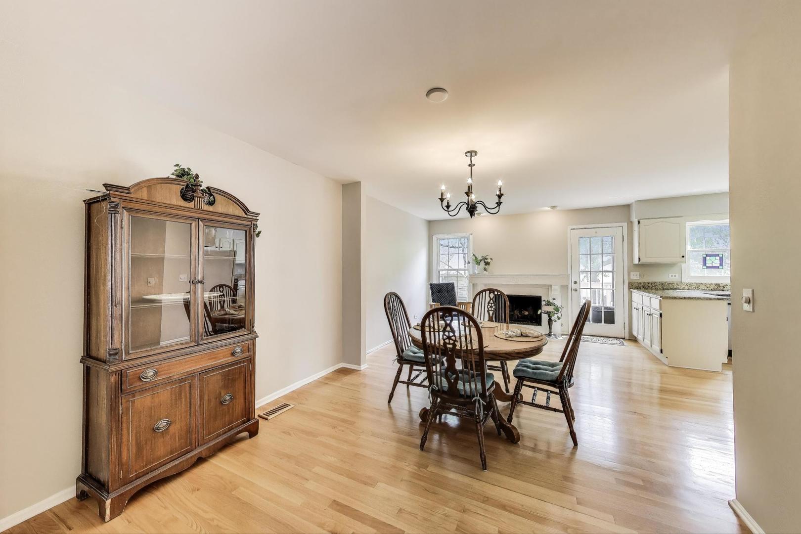 1022 Oakview Drive, Wheaton, IL 60187