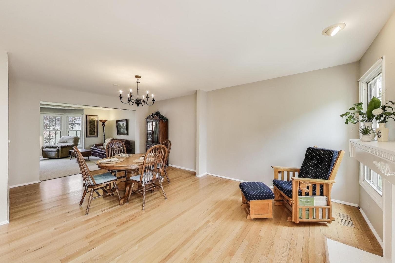1022 Oakview Drive, Wheaton, IL 60187