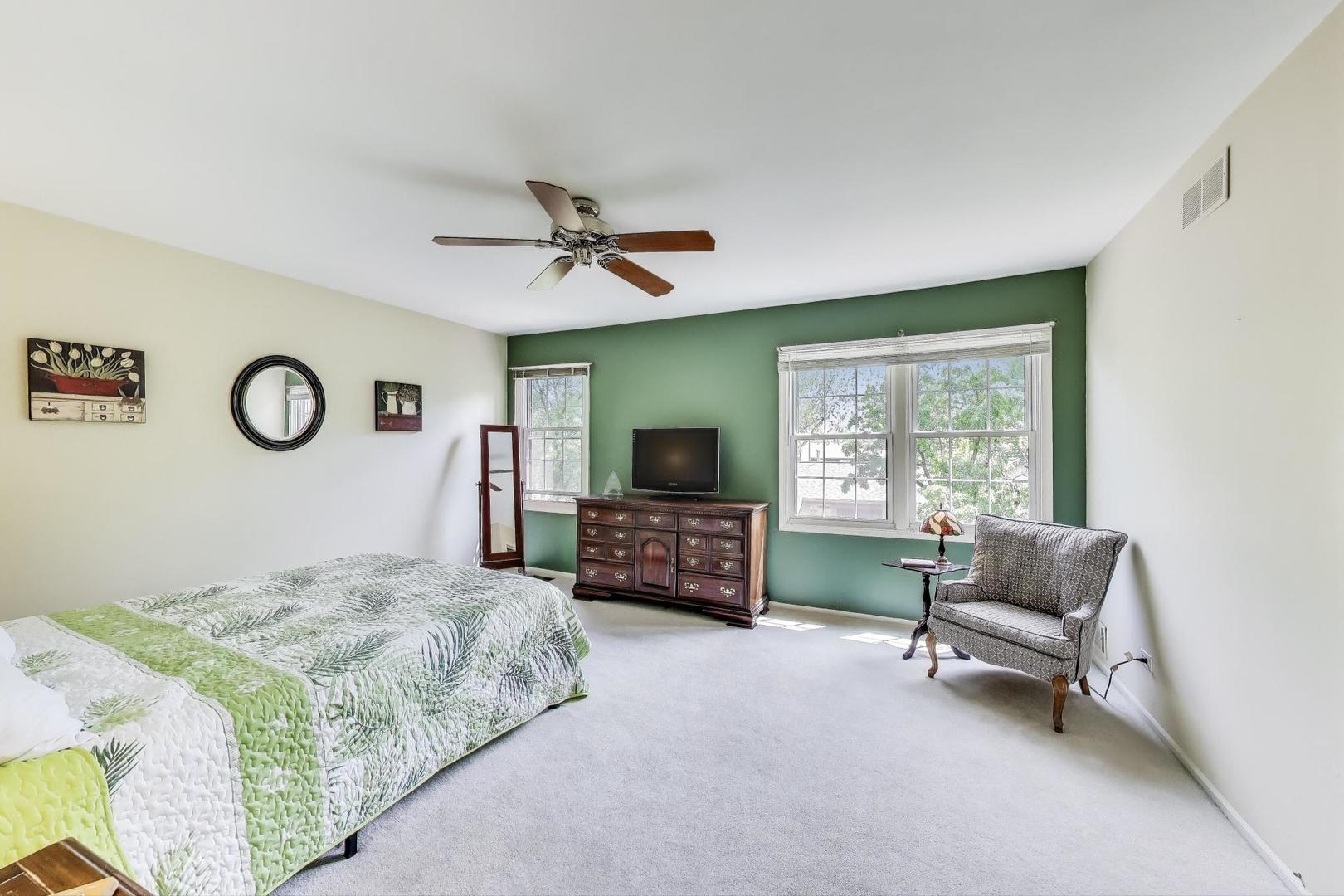 1022 Oakview Drive, Wheaton, IL 60187