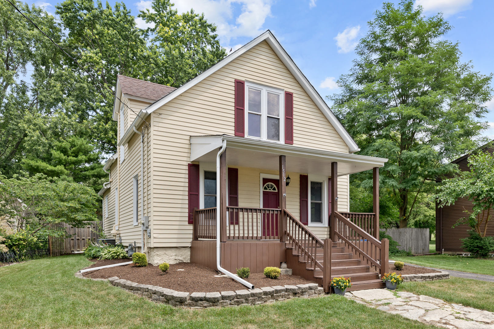 1512 S 7th Avenue, St. Charles, IL 60174