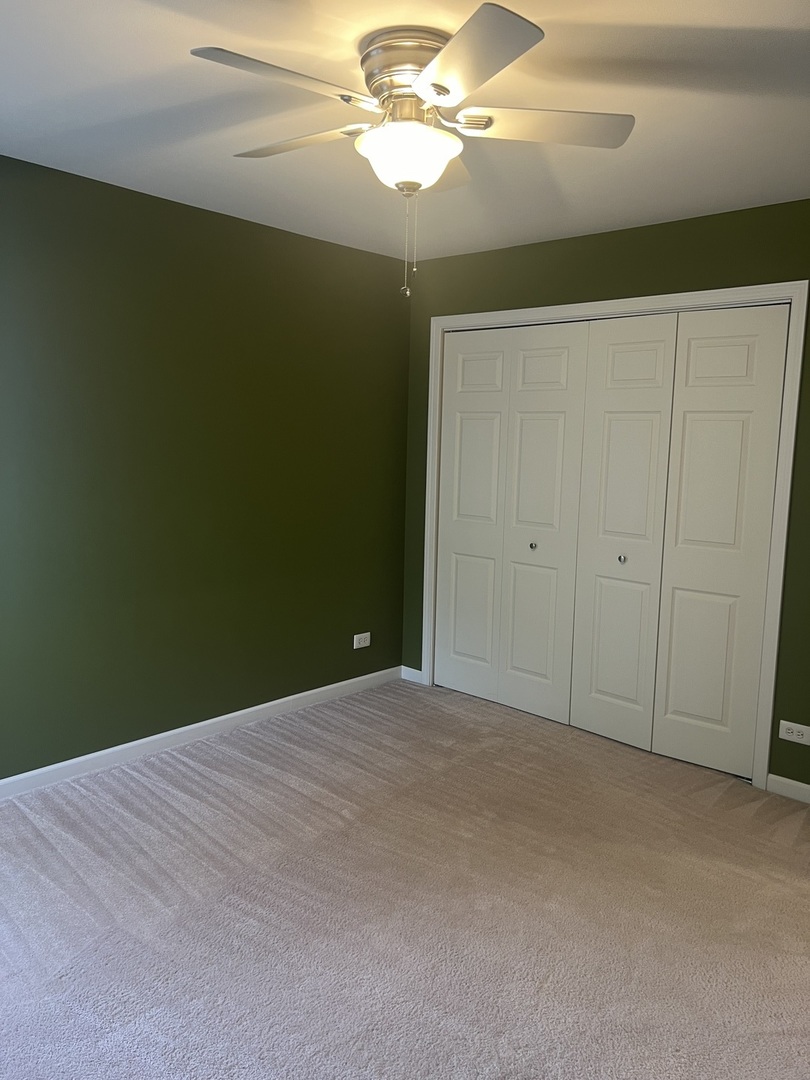 250 Regal Court, Roselle, IL 60172