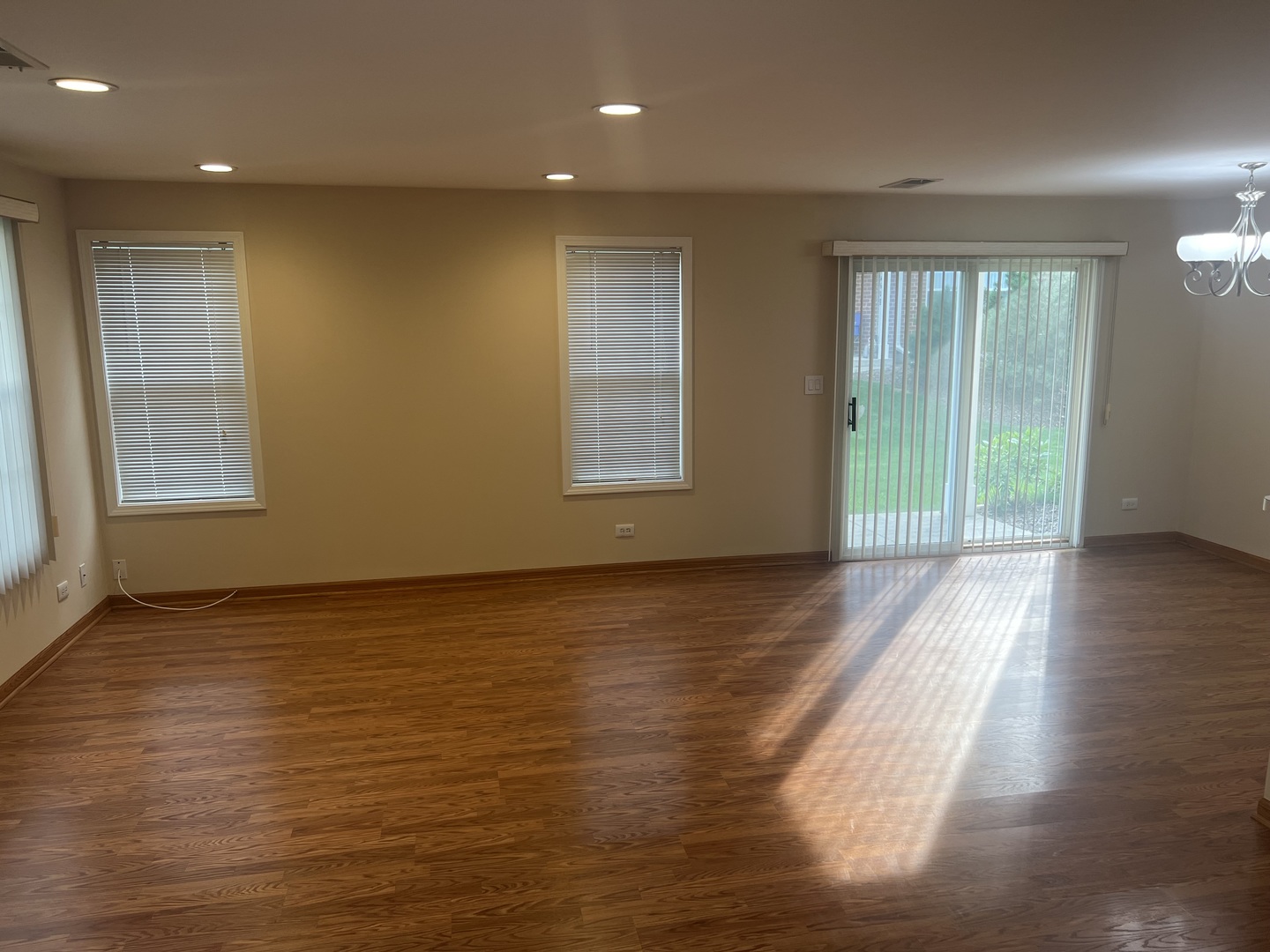 250 Regal Court, Roselle, IL 60172