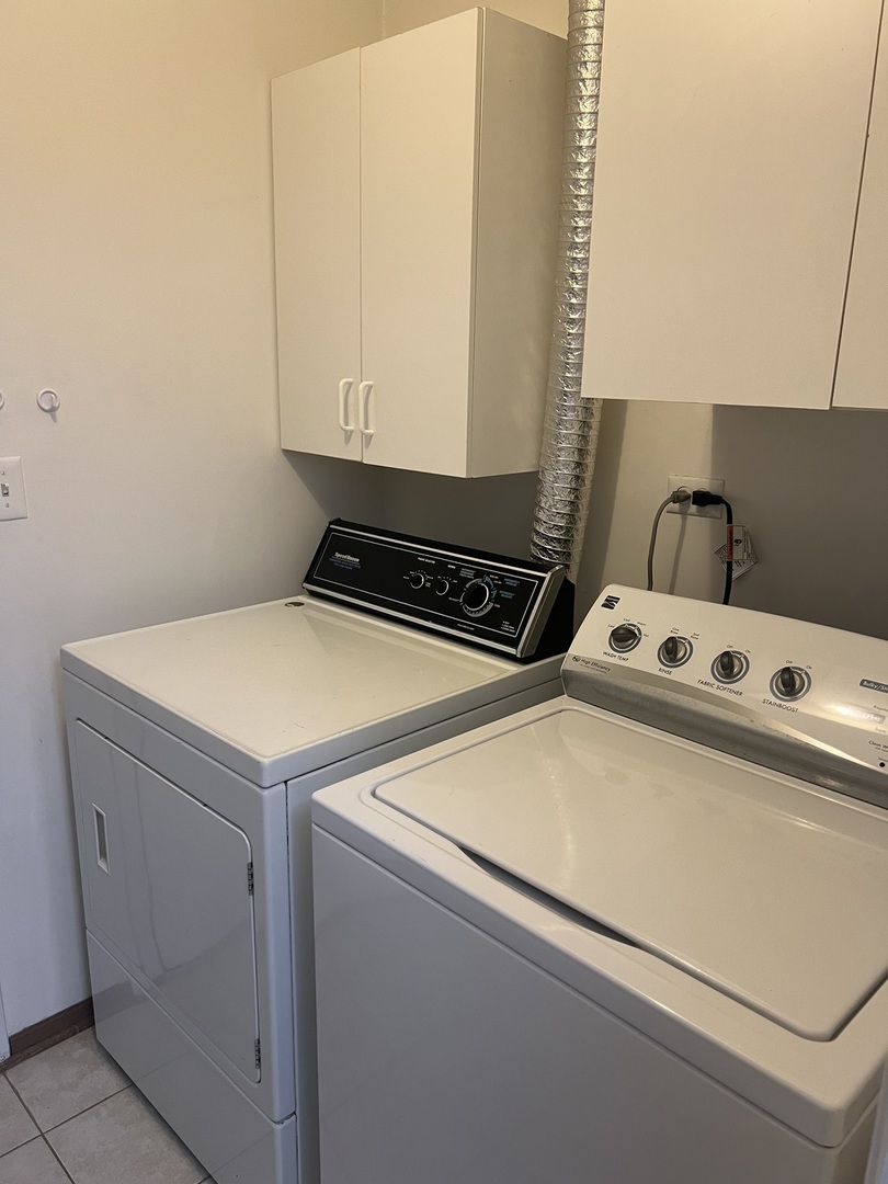 250 Regal Court, Roselle, IL 60172