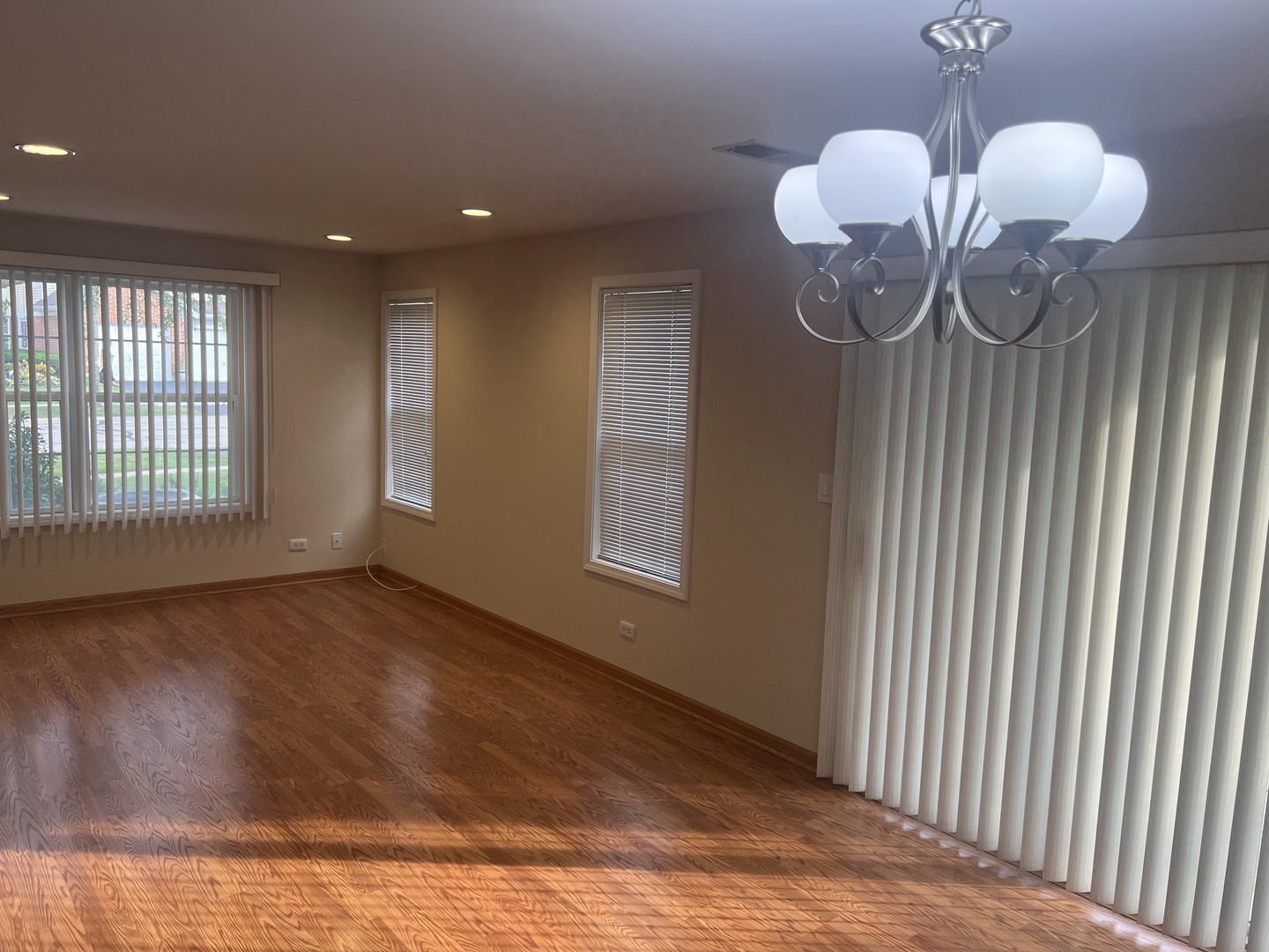 250 Regal Court, Roselle, IL 60172