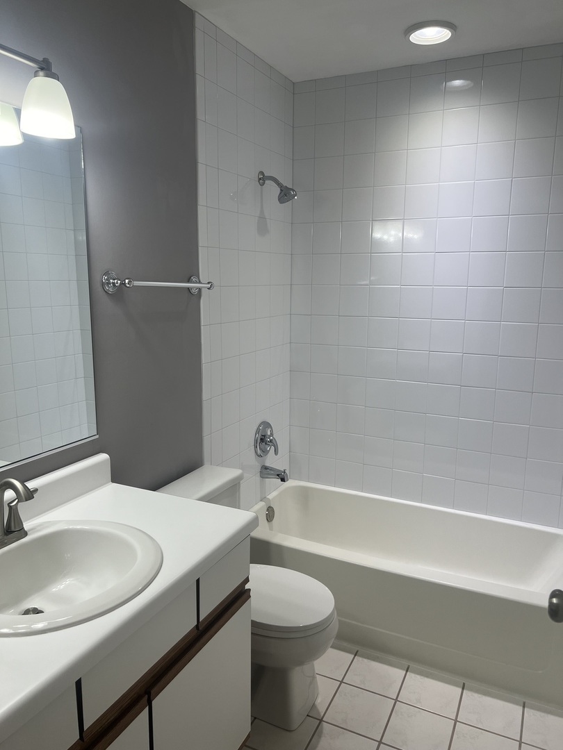 250 Regal Court, Roselle, IL 60172