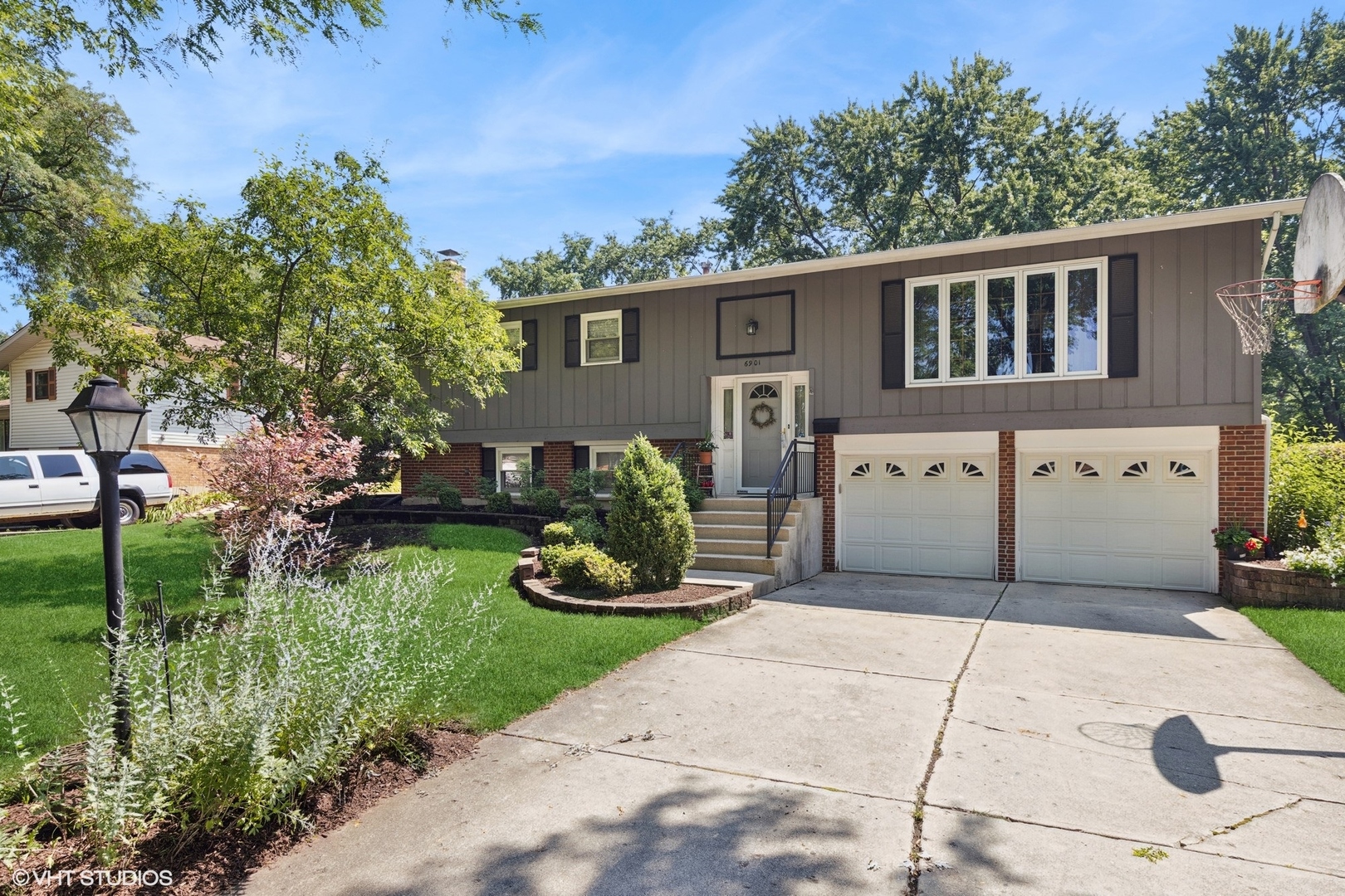 6901 Meadowcrest Drive, Downers Grove, IL 60516
