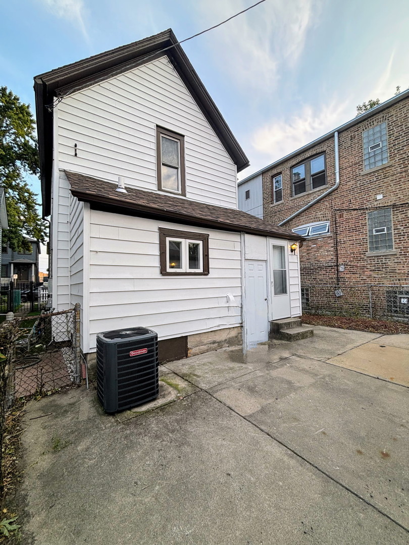 4170 W Cornelia Avenue, Chicago, IL 60641