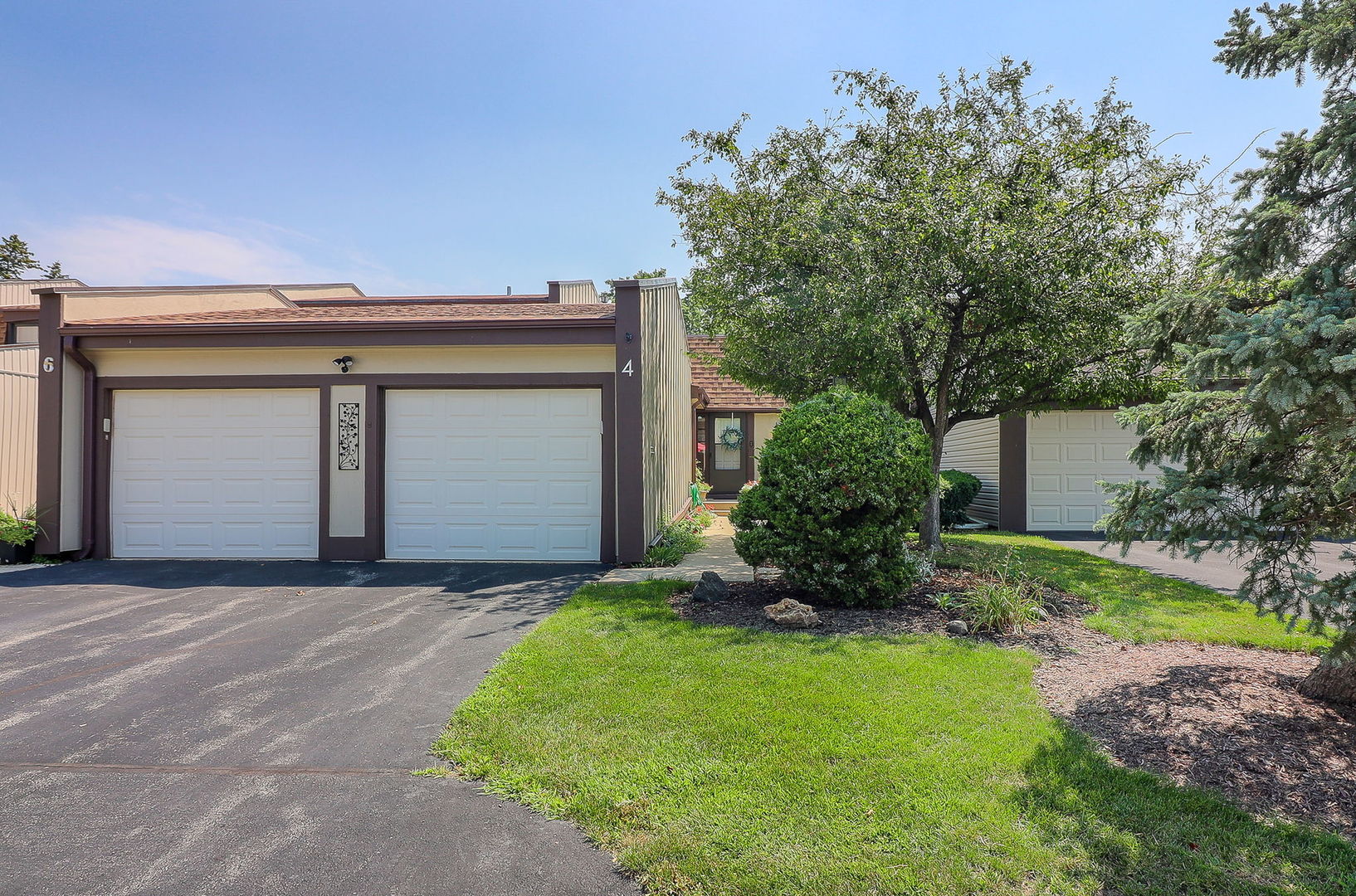 4 Sweetwood Court, Indian Head Park, IL 60525