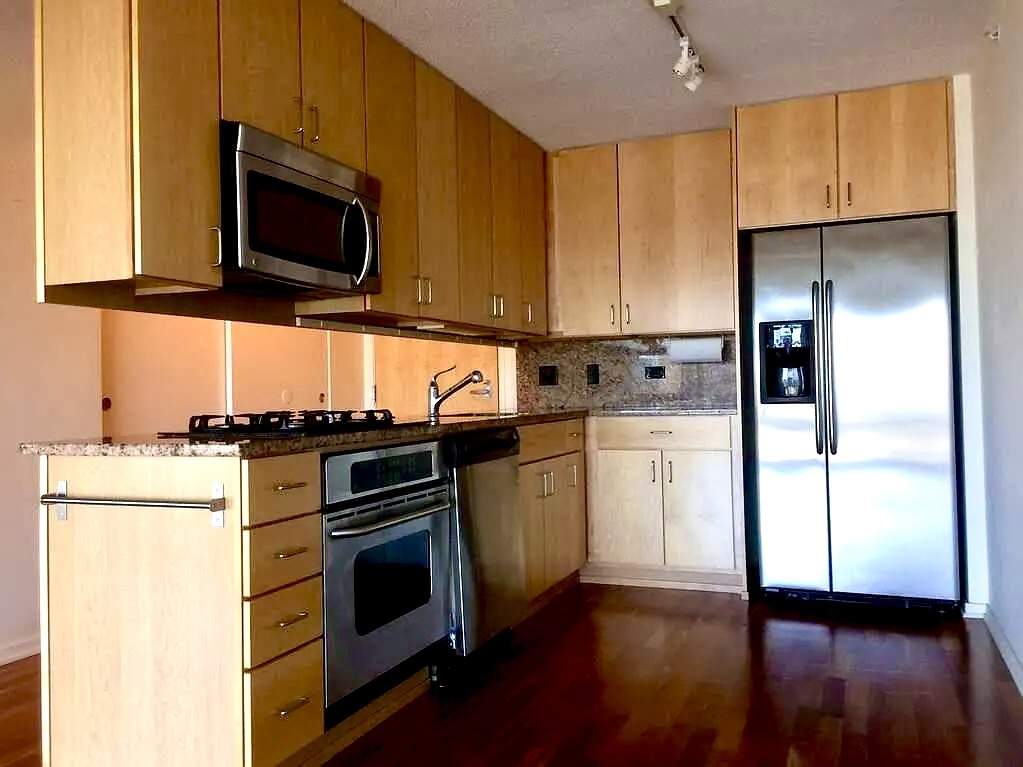 9725 WOODS Drive #512, Skokie, IL 60077