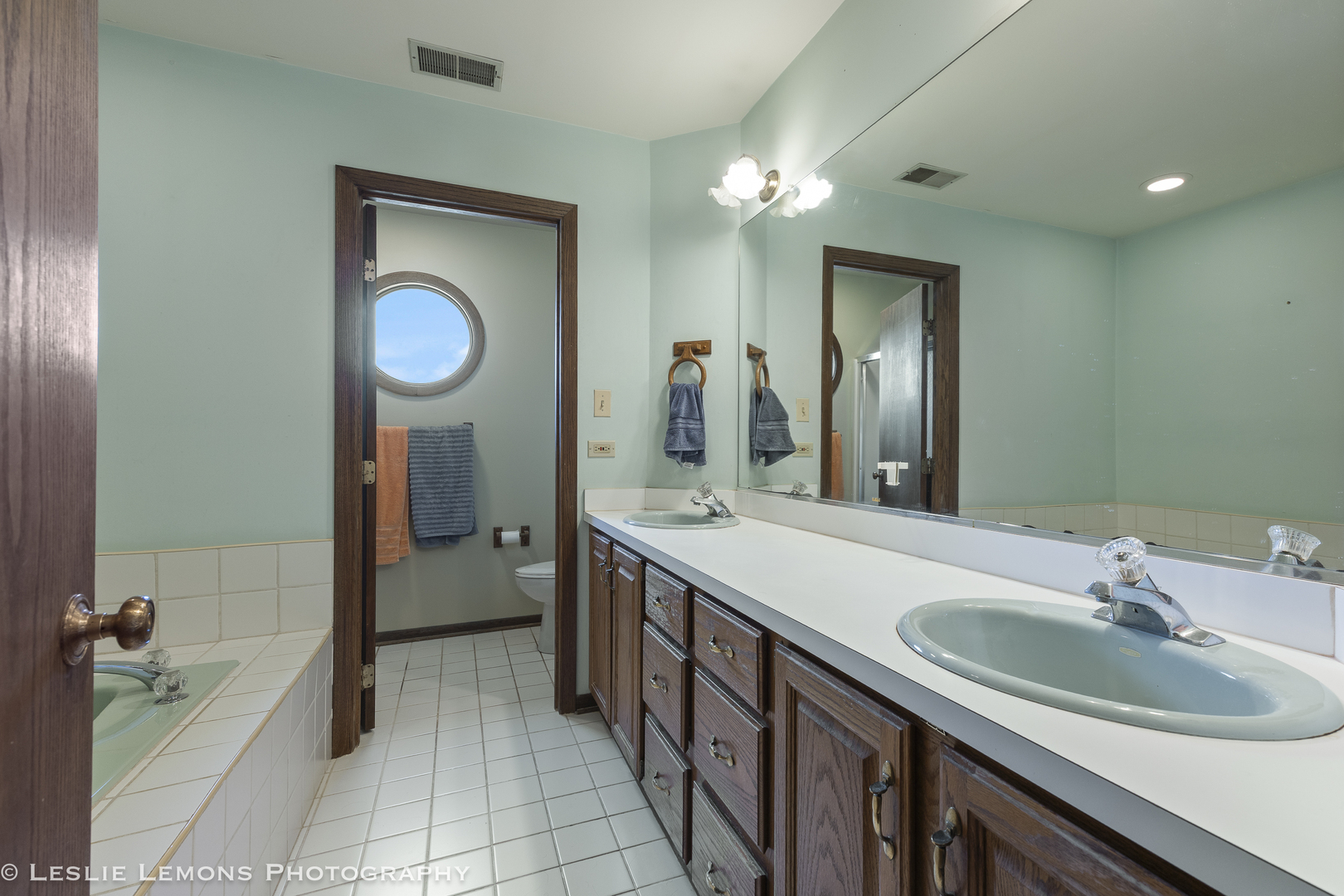 2121 W Weathersfield Way, Schaumburg, IL 60193