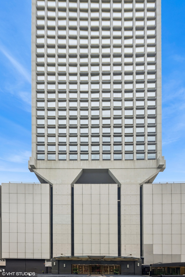 111 E Chestnut Street #21B, Chicago, IL 60611