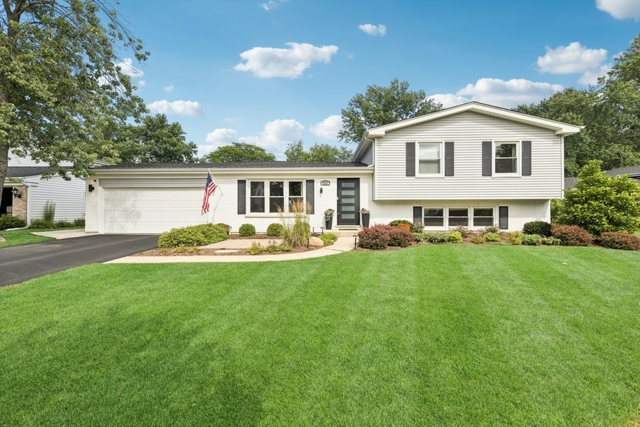 4031 Roslyn Road, Downers Grove, IL 60515