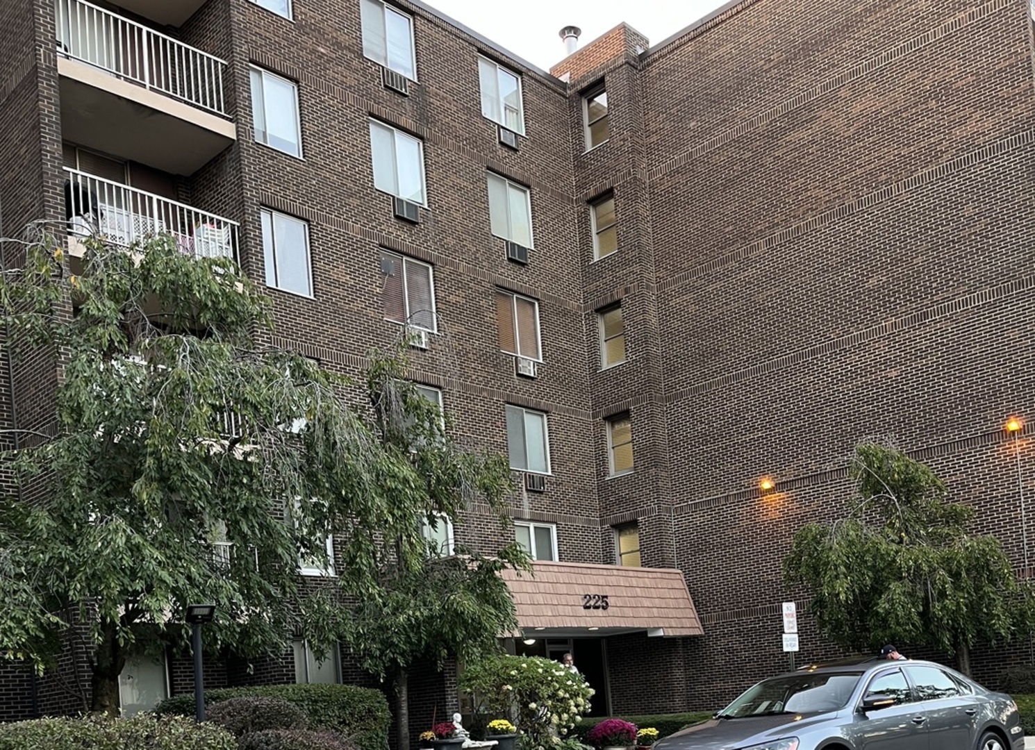 225 S Rohlwing Road #206, Palatine, IL 60074