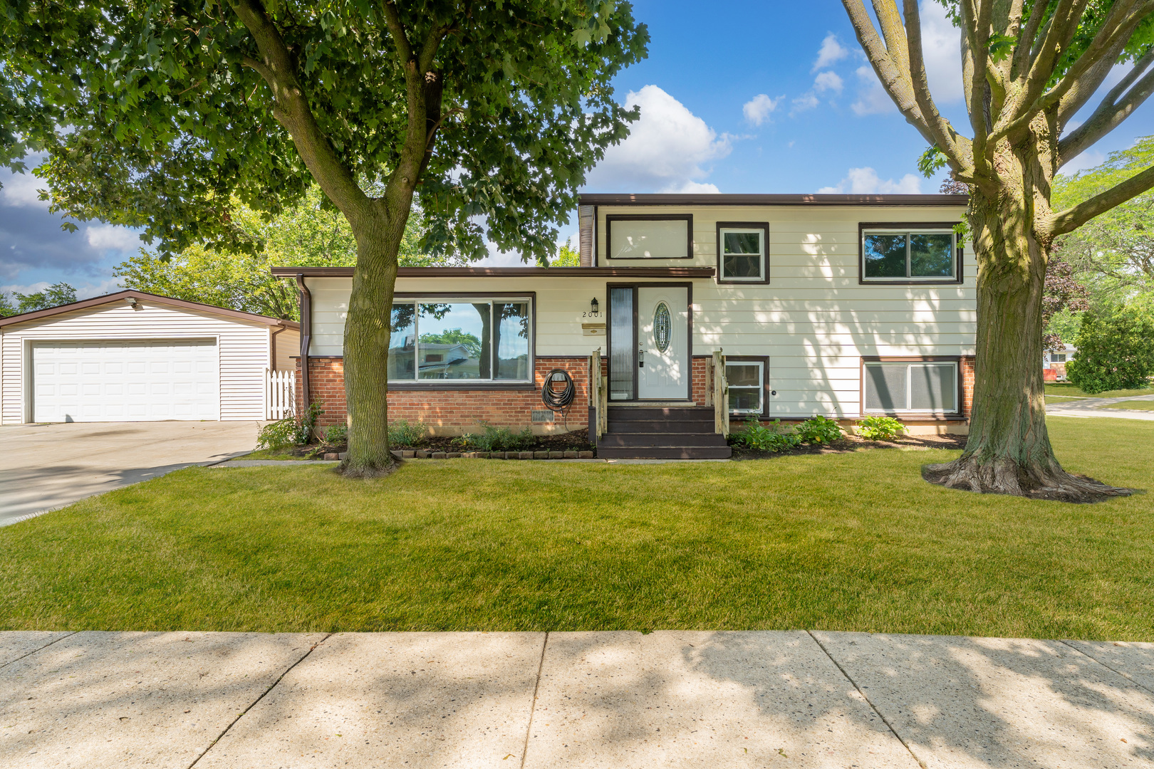 2001 Devonshire Road, Waukegan, IL 60087