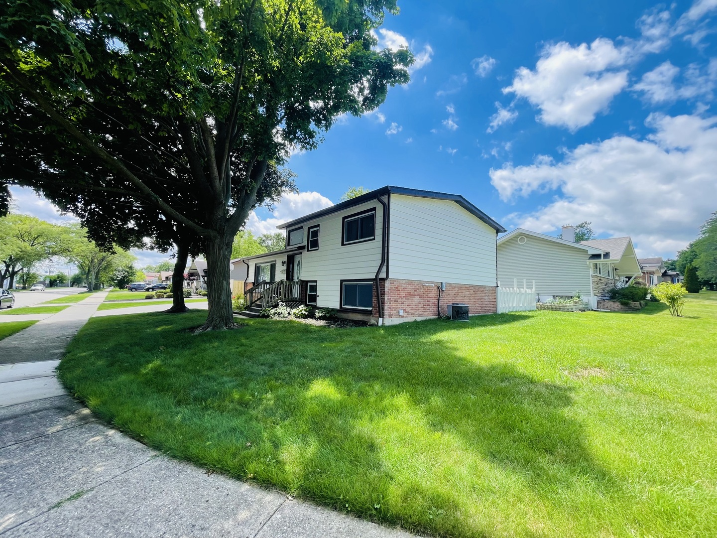 2001 Devonshire Road, Waukegan, IL 60087