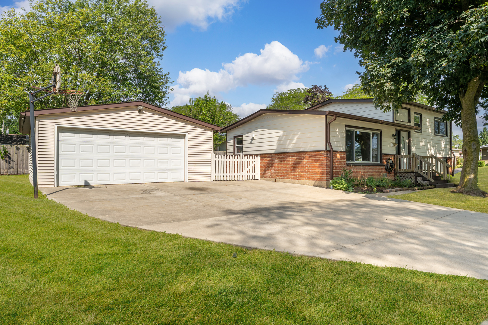 2001 Devonshire Road, Waukegan, IL 60087