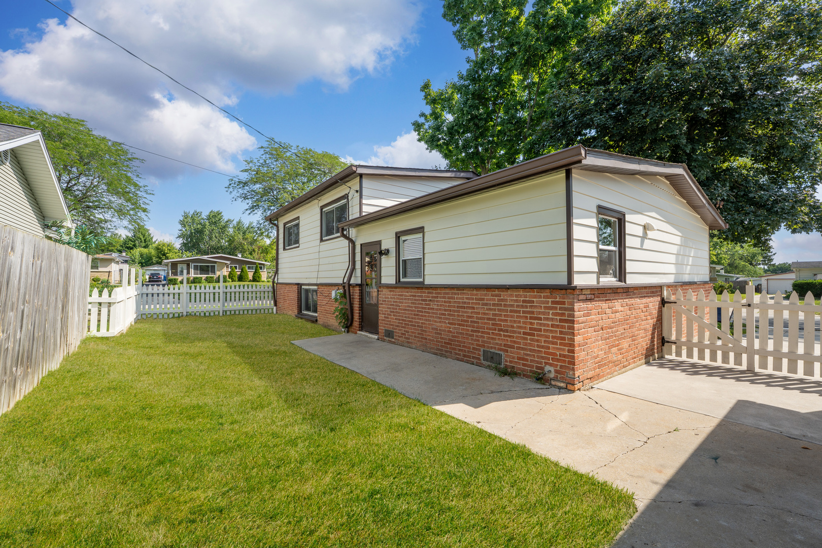 2001 Devonshire Road, Waukegan, IL 60087