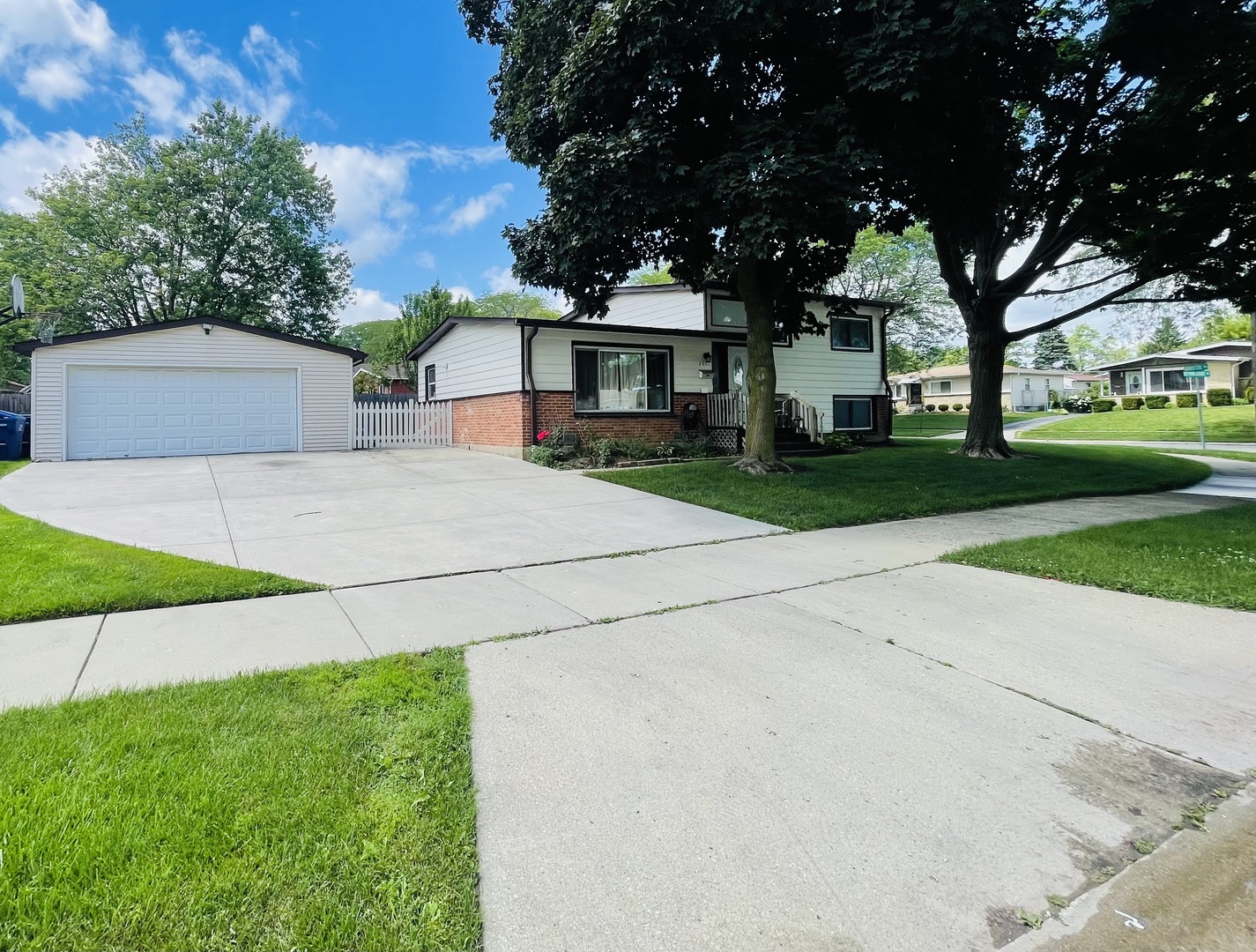 2001 Devonshire Road, Waukegan, IL 60087