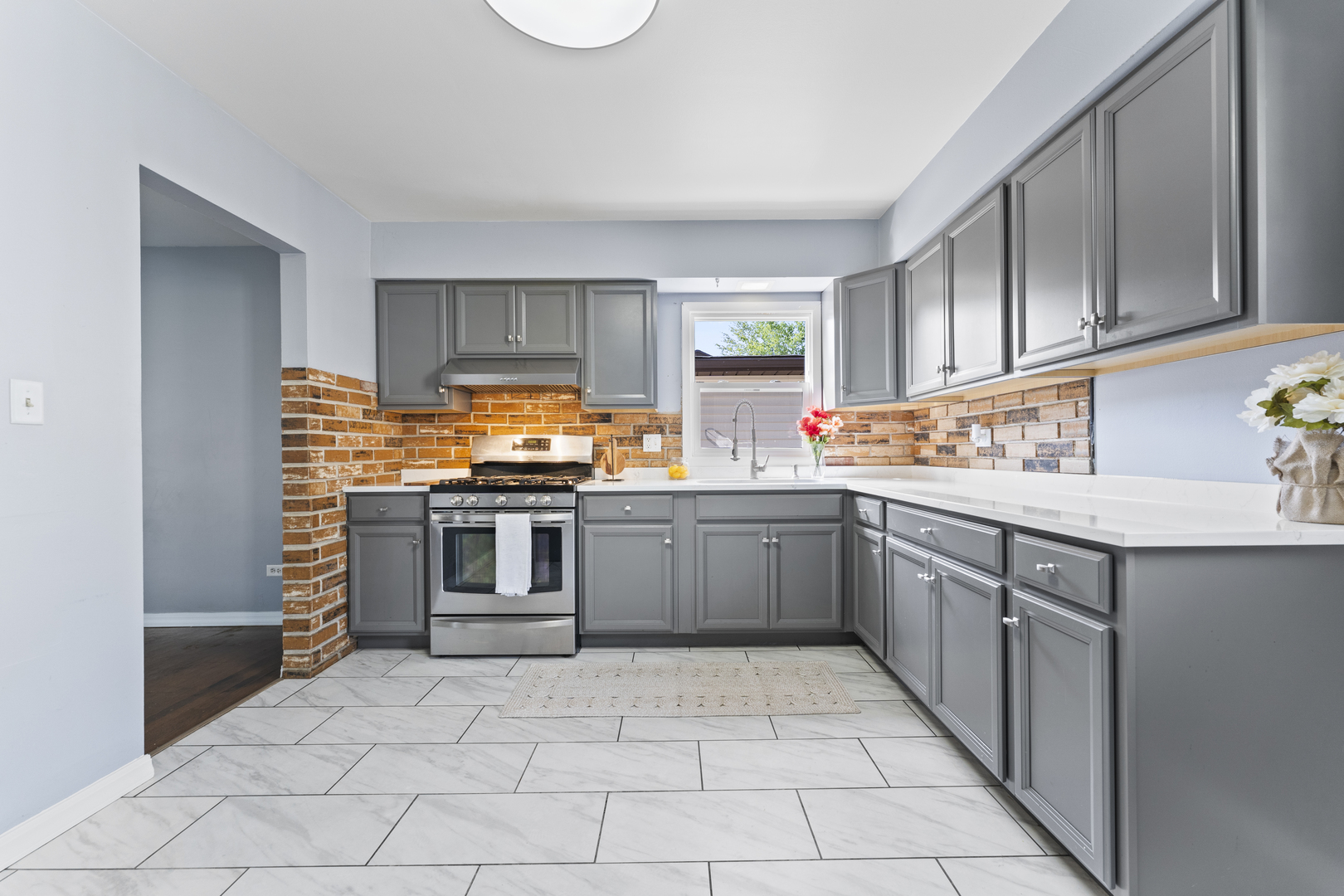 2001 Devonshire Road, Waukegan, IL 60087