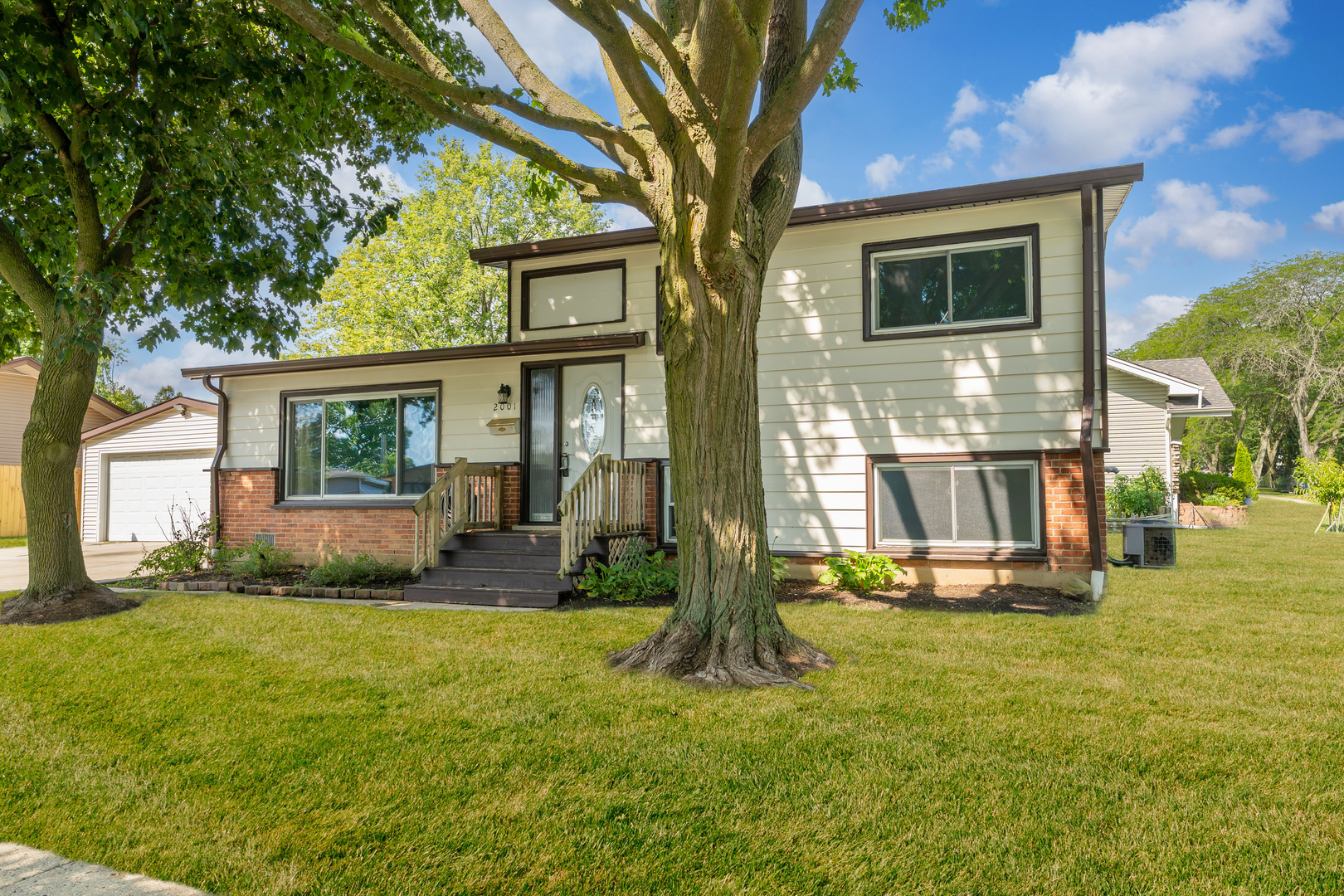 2001 Devonshire Road, Waukegan, IL 60087