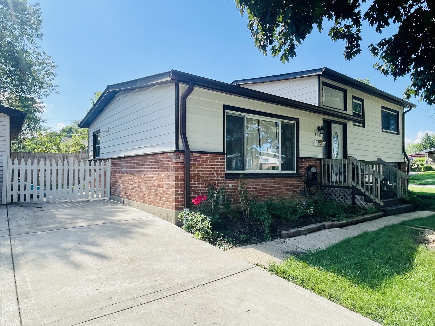 2001 Devonshire Road, Waukegan, IL 60087