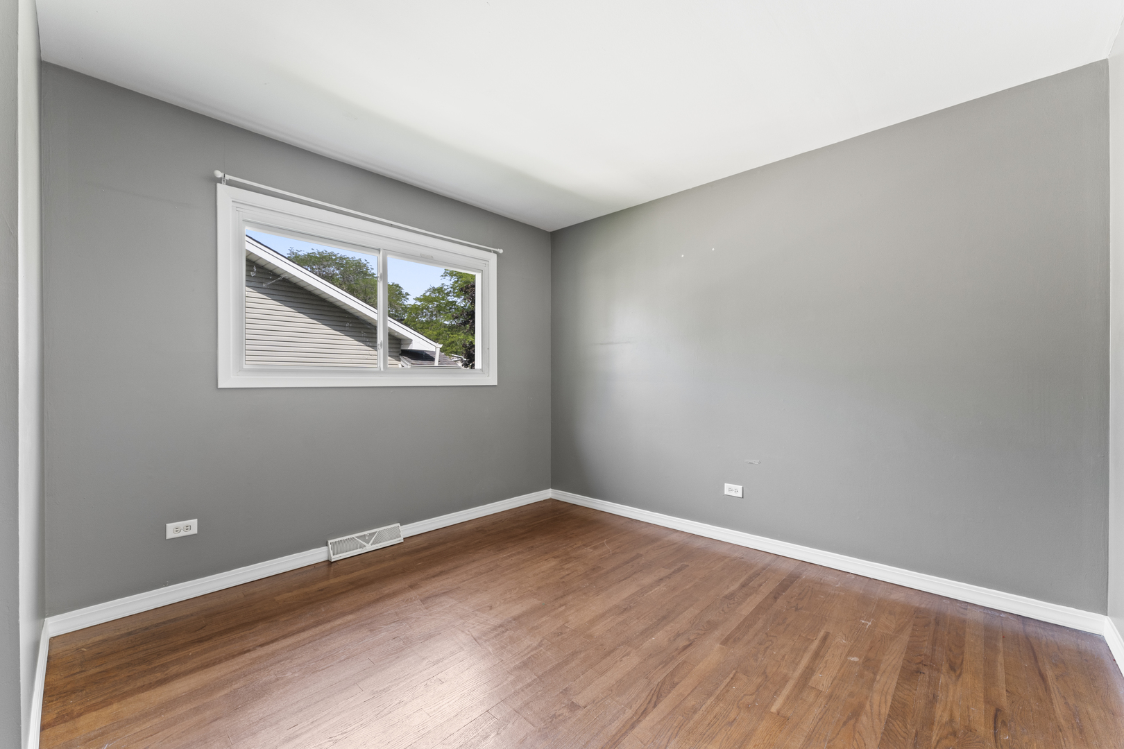 2001 Devonshire Road, Waukegan, IL 60087