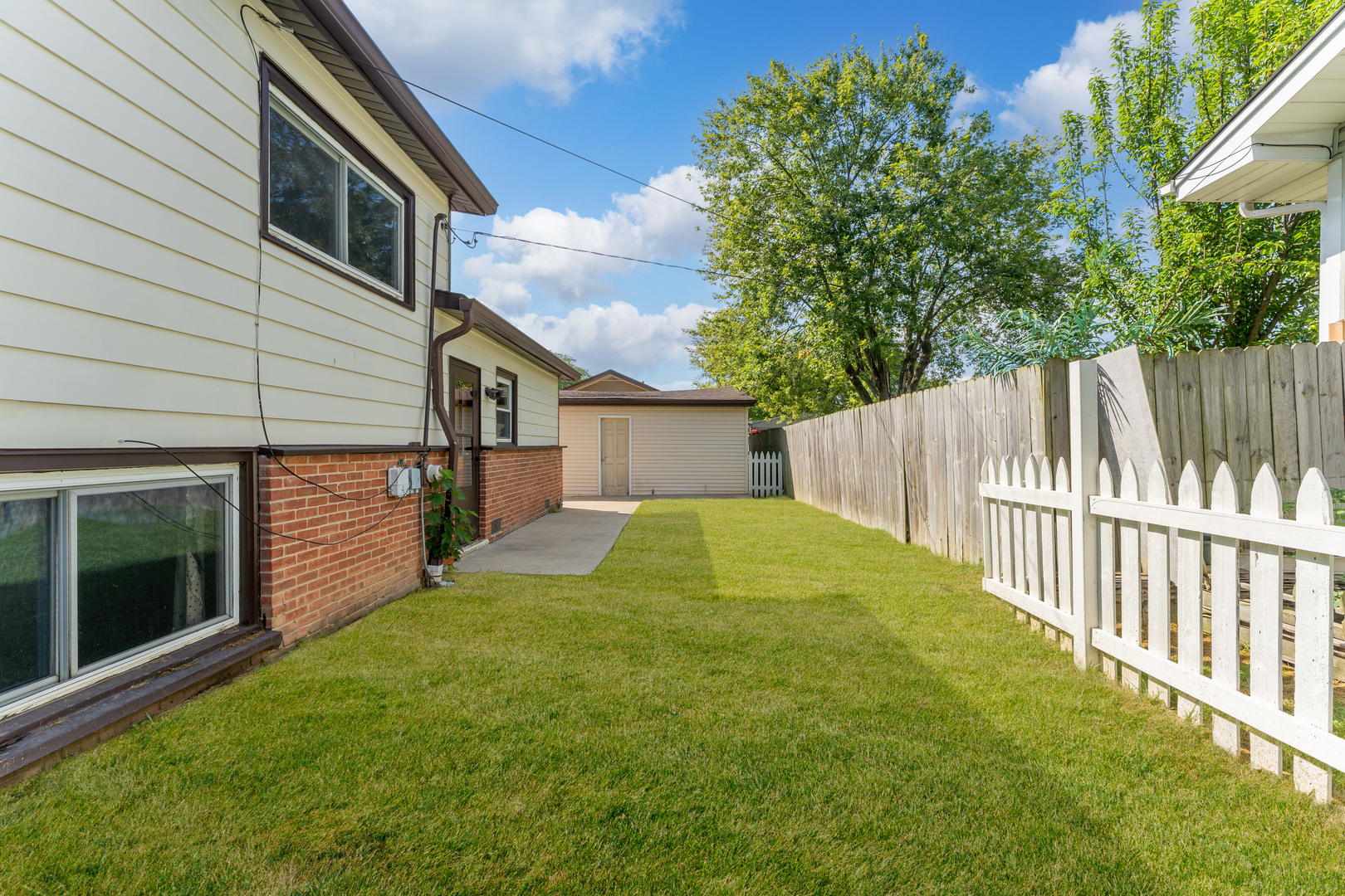 2001 Devonshire Road, Waukegan, IL 60087