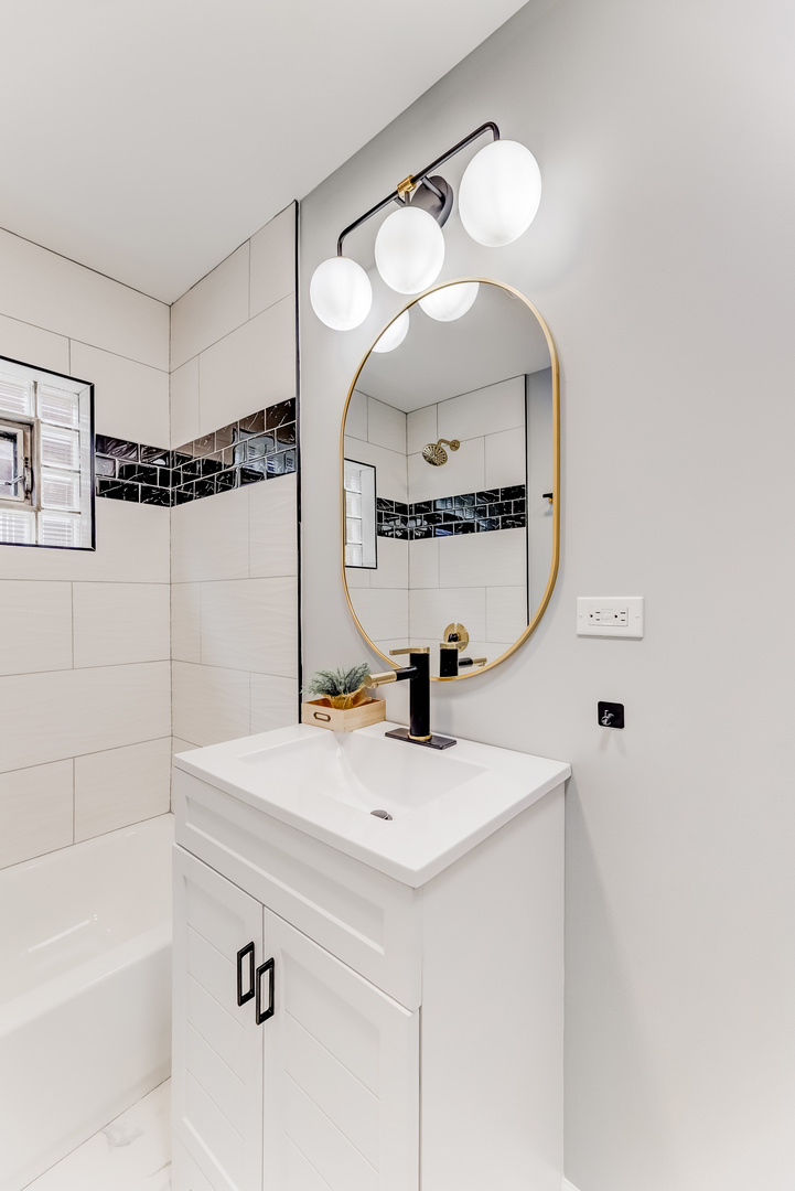 8109 S Marquette Avenue, Chicago, IL 60617